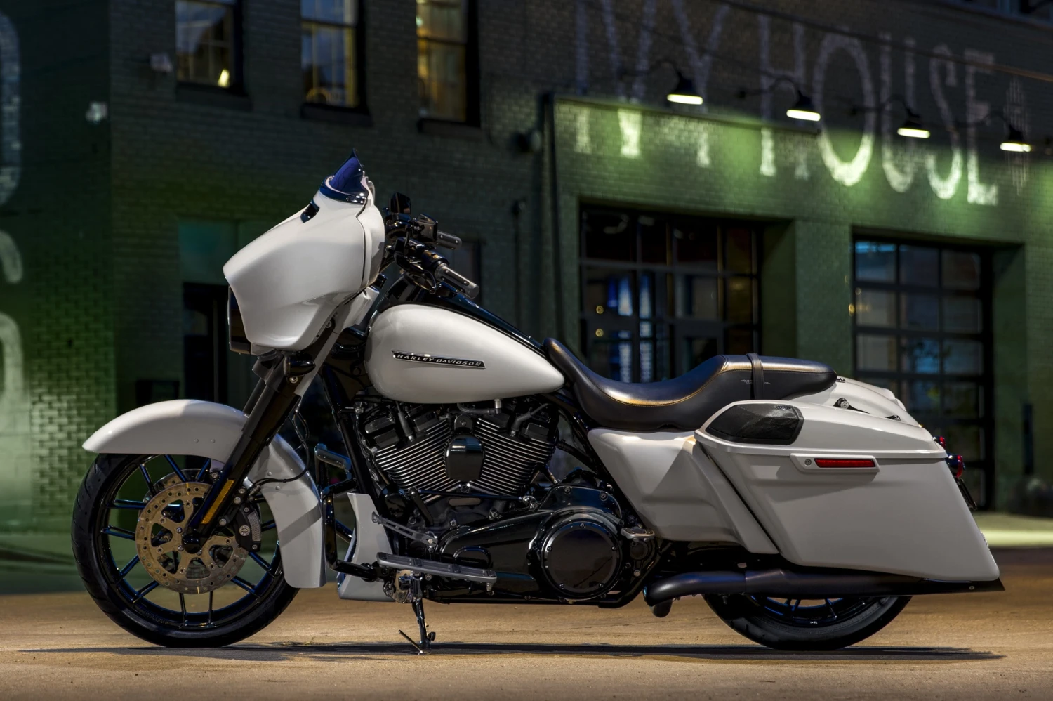 Harley Davidson Grooved Black Windshield Trim Black – Bild 3